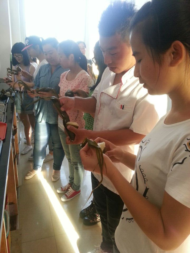 艾叶飘香 情浓工管——记工管系2012级财务管理专业端午节系列活动