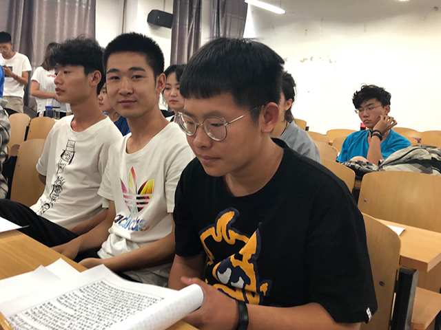 【完满班级】弘扬雷锋精神 争做时代先锋——艺术传媒学院产品设计1801班举办“雷锋精神 永存我心”红歌接唱比赛完满班级活动