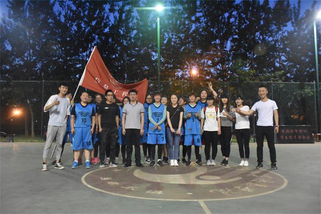 闪光的信院第180期：篮球外传之球场“老干部”执手判黑白——张亮