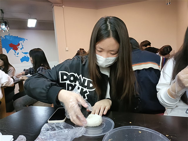 【完满团支部】巧手做青团 品一口春天的味道——淬炼·国际商学院会计2105班完满团支部活动