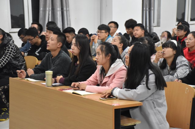 【辅导员说完满】大学校园——当青春遇上爱情