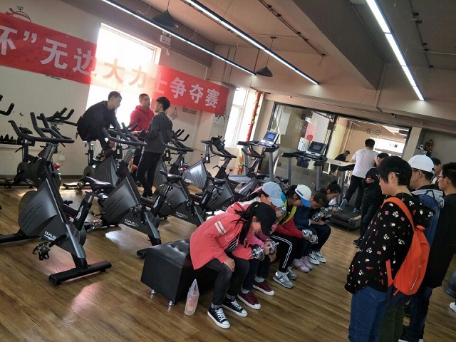 阳光健身壮体格 力量比拼在太行——环科系首届“人和杯”无边大力士争夺赛