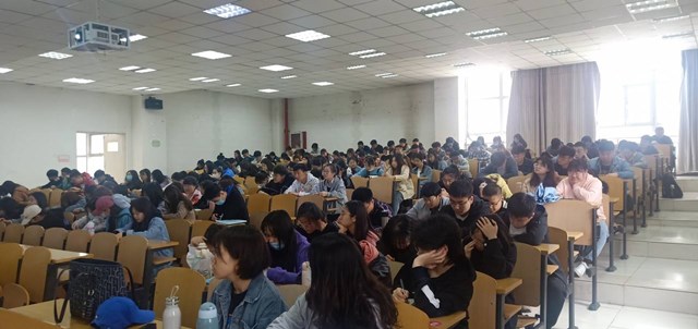 【辅导员说完满】给时光以生命 给岁月以精彩——经济与管理学院开展“沉淀时光 不留遗憾”主题年级会