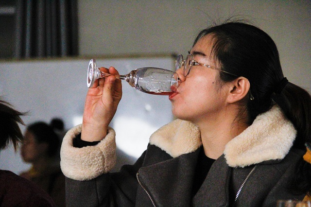 品人间百味 赏美酒芳香——食品与环境学院第五届“蒸馏吧 水果们”食品酿酒大赛