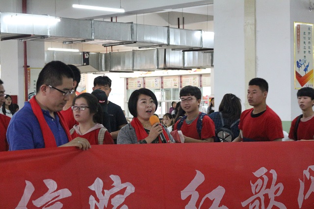 “红歌”与“艺术”碰撞 快闪唱响“红色”经典——食品与环境学院联合五四运动“快闪歌唱五四”活动