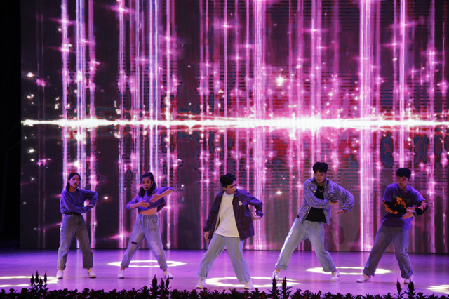 大学生艺术团在“新星之城”期待夜空中最亮的你