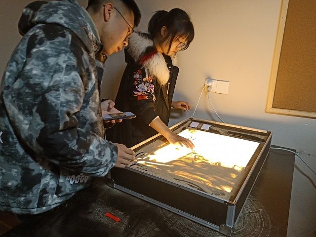 指尖艺境 绘沙成画 ——“君自故乡来 应知故乡事”沙画家乡建筑展