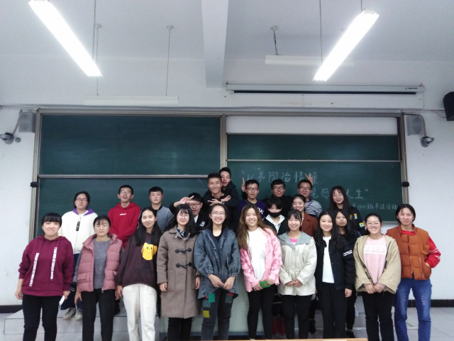 【完满活动】笔墨挥洒青春 安全意识伴我行——经济与管理学院十月完满班级活动纪实(十)