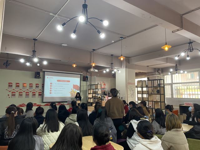 【完满团支部】传承雷锋精神 绽放时代光芒——商务英语学院英语2213班完满团支部活动
