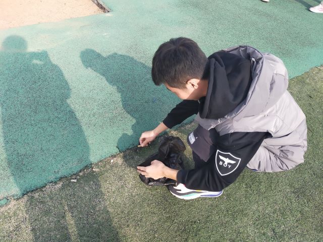 【完满班级】清捡烟头 净化校园——艺术传媒学院环设1902班完满班级志愿活动