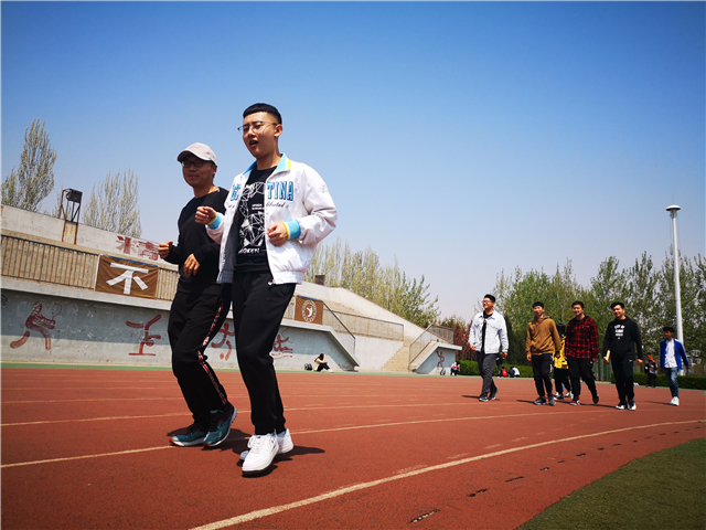 【辅导员说完满】心怀感恩 为爱行走——记远景学院2017级主题年级会