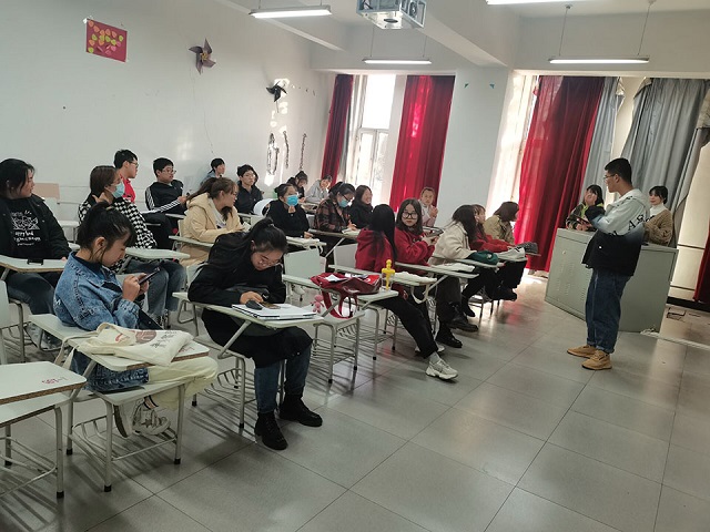 天上馅饼含陷阱——艺术传媒学院视觉传达设计2002班“理性消费 防止电信诈骗”主题班会