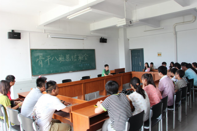 首期卓越教育学生骨干培训班全体学员召开总结班会