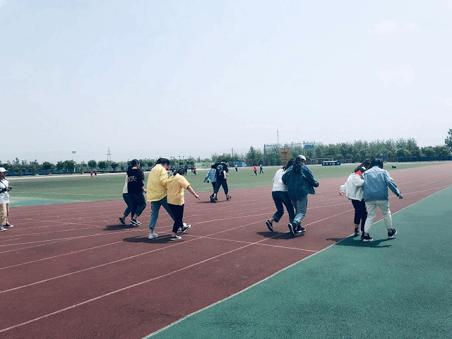 【完满班级】“团结向前 合作共赢”两人三足接力赛——艺术传媒学院环设1801完满班级活动