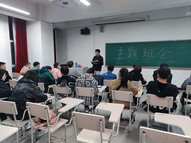 创立友爱班集体 争做诚信大学生——环设2003班主题班会