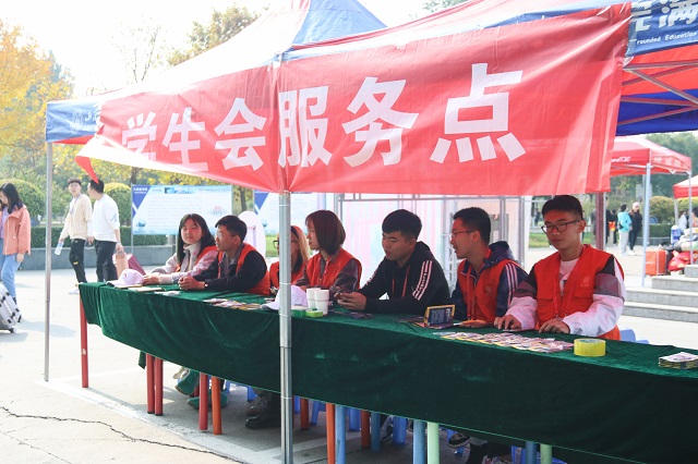 前行第181期：迎新志愿者为新生入学温情护航