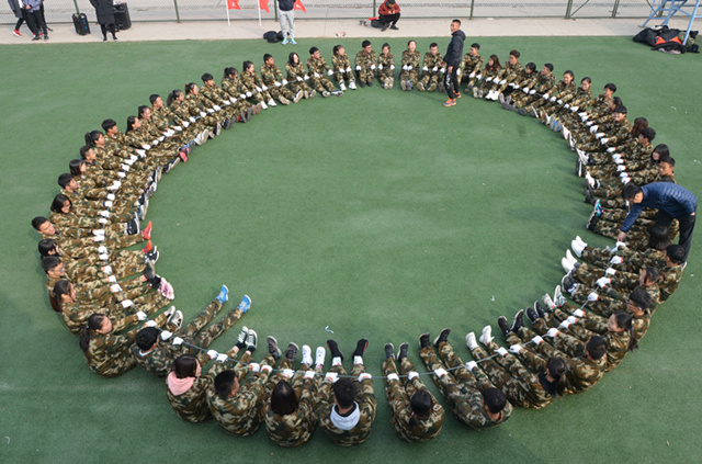 100名淬炼商学院新生走进成长训练营淬炼自我成长