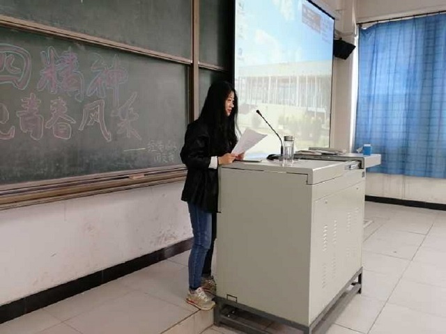 【完满班级】你侬我侬 互贴互粘――经管1603班“泡泡糖”贴人游戏四月完满班级活动