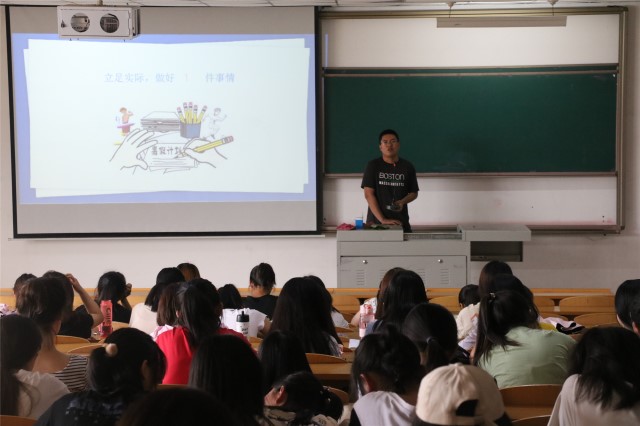 【辅导员说完满】 拼搏以得人生佳酿——外语系2018级辅导员说完满