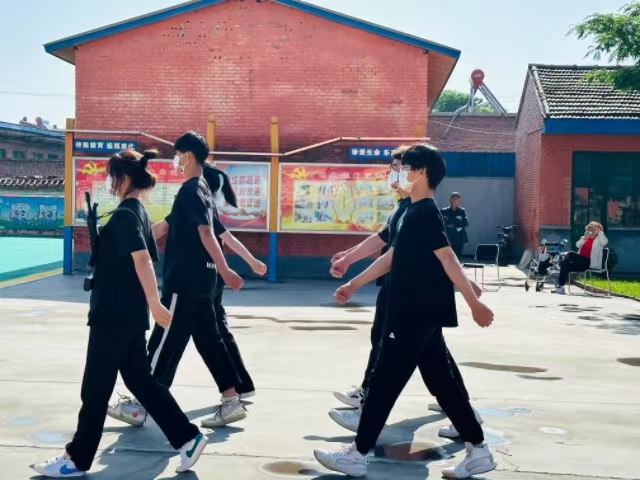 挑战自我展风采 快乐童年过六一——经济与管理学院经谷志爱专项服务队共度六一活动