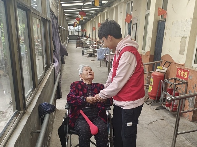 守护最美“夕阳红”非遗剪纸进南山苑老年公寓——老年公寓爱心行动第二期活动