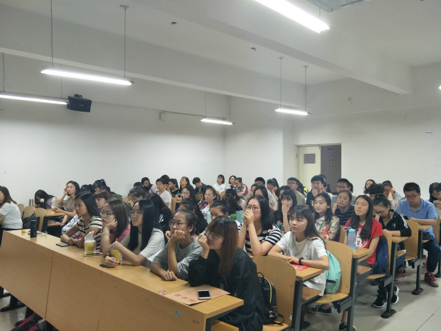 【完满班级】创新形式 做时代的楷模——淬炼商学院15级开展“砥砺奋进的五年”主题教育活动
