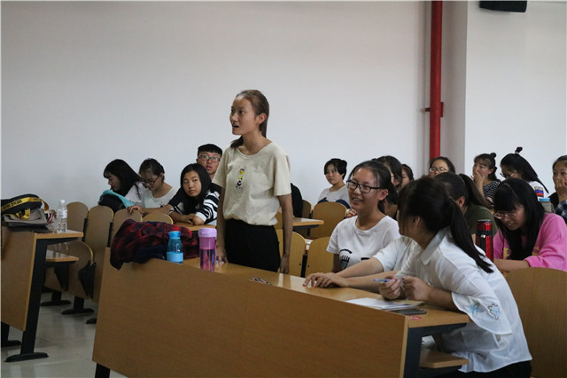 吾以诗之名 承中华之美——外语系举办首届“诗魁争霸赛”