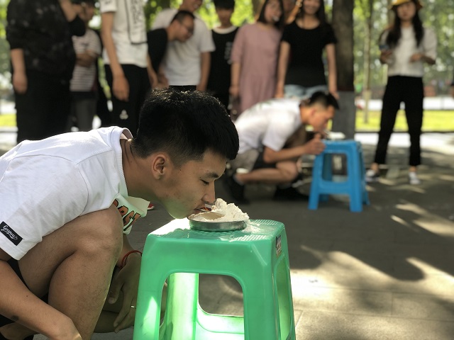 【完满班级】“精诚团结 面粉接力”之趣味接力——软件1802班完满班级活动