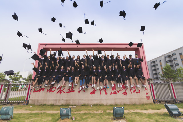 【完满班级】情谊在胶片中定格 我们一路引吭高歌——艺术传媒学院2014级环设1401班完满班级主题活动