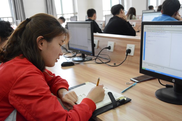 持科技之笔 绘彩色蓝图——信工系第一届“网罗信院”网页设计大赛专题培训