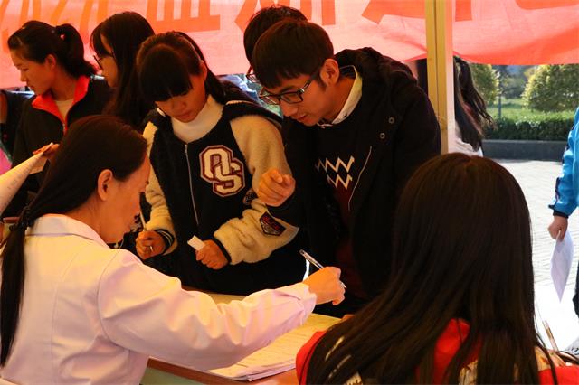 我院青联协同青春健康同伴社联合晋中市中心血站发起“无偿献血,心心相连”系列活动