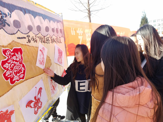 艺术传媒系成功举办“艺连金谷 爱传万家”第四届“传媒杯”剪纸对联展