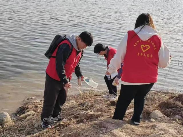 沐志愿春风 践“雷锋行动”——大数据学院、信息工程学院庞庄水库专项志愿服务队