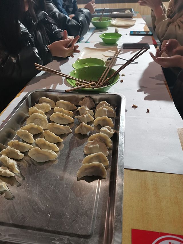 【完满班级】情谊绵绵 温暖冬日——艺术传媒学院环设1904班包饺子活动