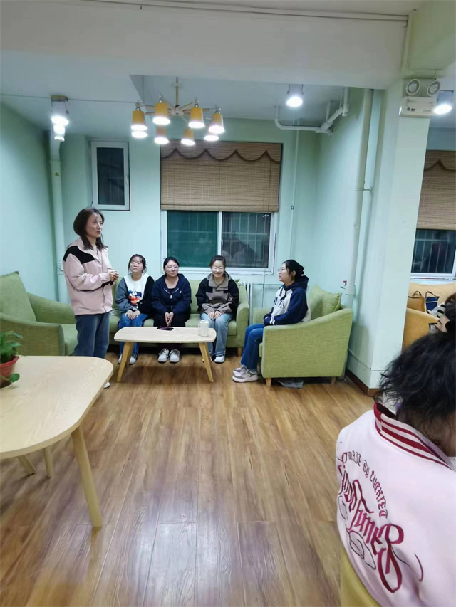 万家团圆迎中秋 四海欢腾庆国庆——商务英语学院十月完满团支部活动集锦