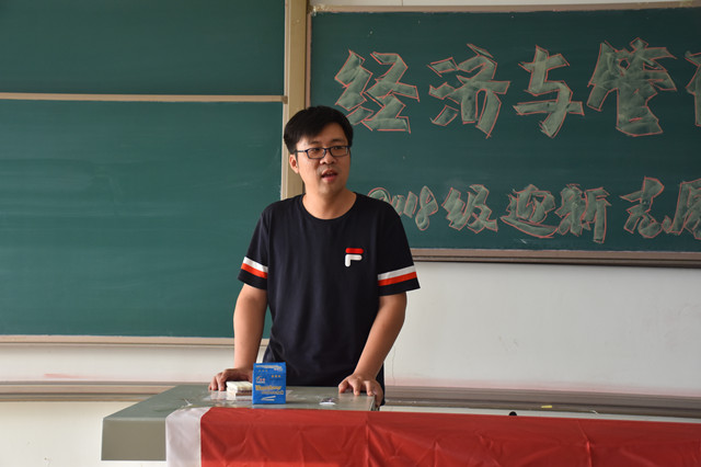 递出最好的名片：迎新志愿者有你更加精彩——经济与管理学院开展迎新志愿者招募及志愿者培训活动