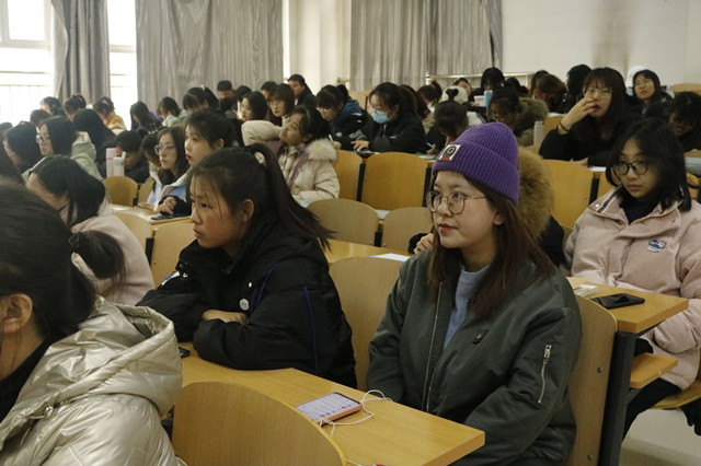 【辅导员说完满】审视自我 着眼未来——商务英语学院辅导员说完满年级会