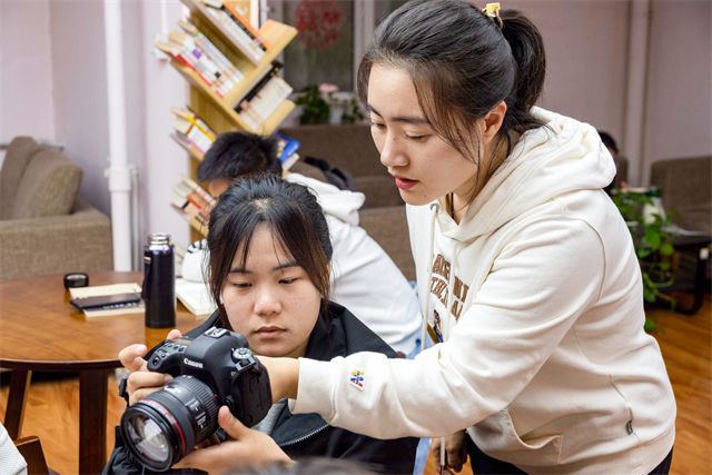 用镜头定格美好 记录生活——食品与环境学院异科学生参与摄影技术培训