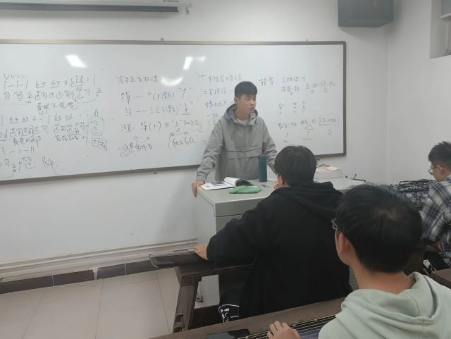 【完满班级】走进古琴：品弦内清雅 得弦中妙趣——远景学院远景2103班完满班级活动