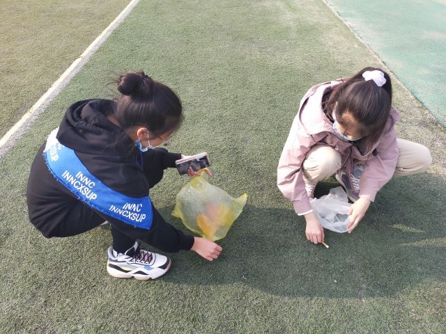 【完满班级】清捡烟头 净化校园——艺术传媒学院环设1902班完满班级志愿活动