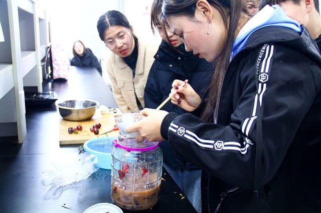 巧手巧心展巧艺——食品与环境学院第五届“蒸馏吧 水果们”食品酿酒大赛