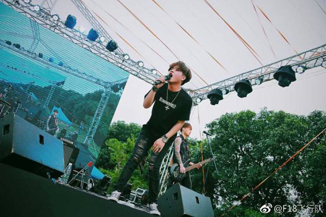【音乐节】冉冉新星 灿烂了整个“摇滚星河”——“F18飞行队”线上专访
