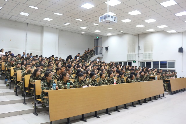 【迎新纪实】披霞唤月 禧年萌新初来会晤——食品与环境学院2018级新生见面会