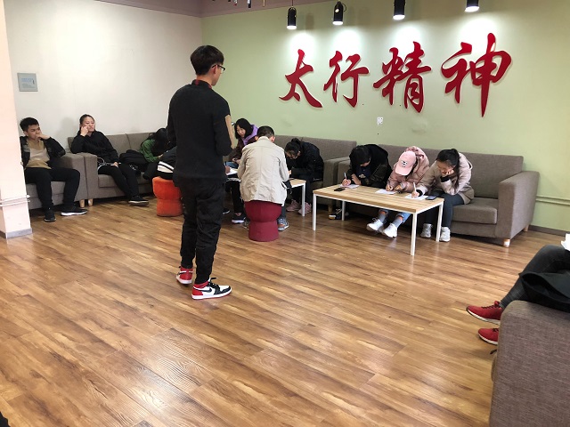 【完满班级】“爱心奉献 照亮信院”——数据1802班举办“一封书信 暖心信院”完满班级活动