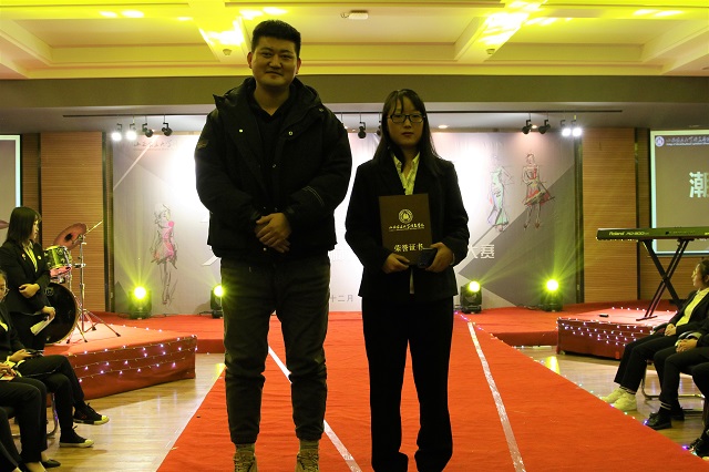 “fashion show”废材为料创意时装展:以废材为料 让创意生成