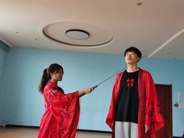 【戏剧节】笔歌墨舞 我们一直在路上——经济与管理学院助力第九届“魅夜乌马河”校园戏剧节