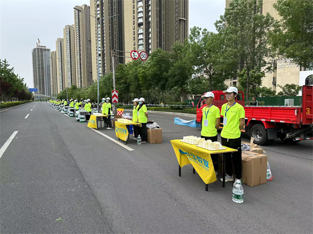 青春力量!我校200名青年志愿者助力太原马拉松赛