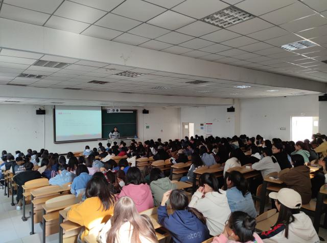 【辅导员说完满】“信”启程 新启程——经济与管理学院2022级“辅导员说完满”专题活动