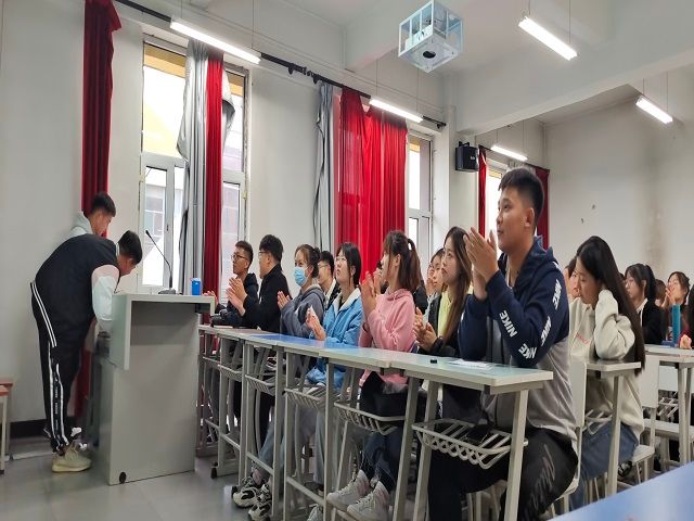 【完满班级】挥斥方遒 新时代接力进行中——艺术传媒学院环境设计2101班演讲比赛新闻稿