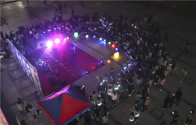 “心”动嗨唱 全“馨”体验 与未来初相遇——箕城书院“Crazy  不燃怎样”迎新摇滚阳台音乐会圆满落幕